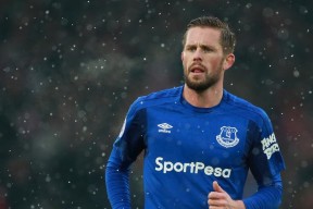 AC Milan-世界杯预选赛中国队惨败 球迷讨论防守漏洞，世界杯预选赛中国队赢了吗